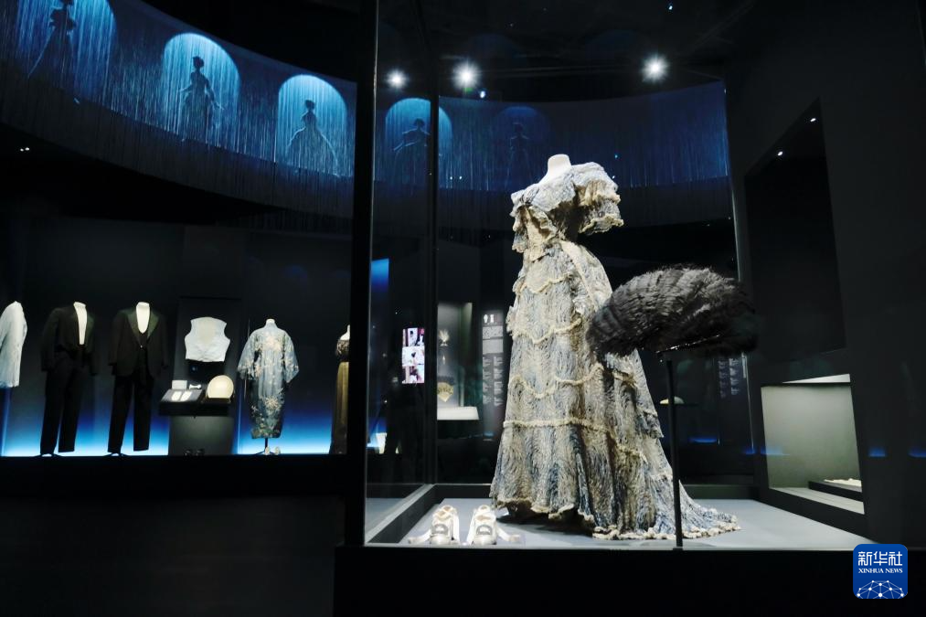 香港故宫文化博物馆展出法国珍藏服饰